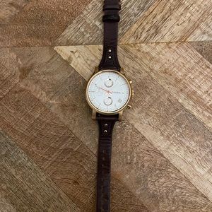Fossil leather watch with rose gold trim. Just needs new battery.